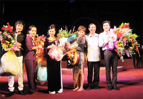 Ông Nguyễn Ngọc Minh - Giám đốc Sở Văn hóa - Thể thao - Du lịch Tiền Giang (thứ 2 từ phải sang) tặng hoa cho các diễn viên sau buổi diễn.